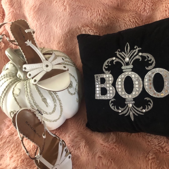 Awesome Bandolino Southwest Inspired Strappy heels in white and tan - Picture 2 of 4